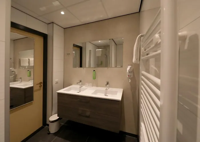 Golden Tulip Ampt 호텔